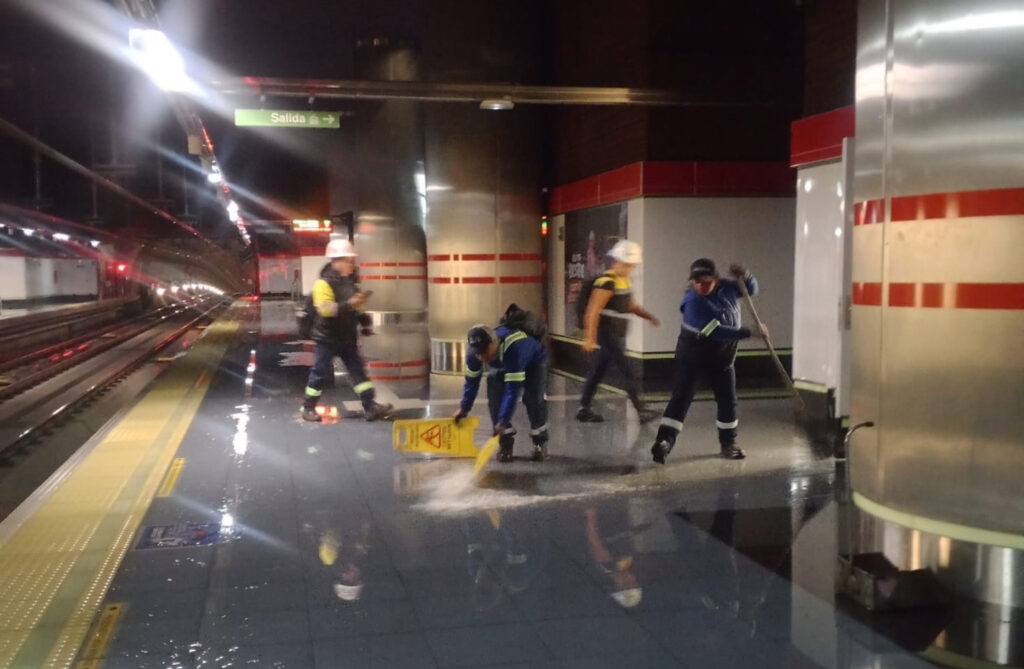 La inundación de la estación El Labrador comenzó en el primer subsuelo, pero el agua alcanzó hasta el andén, al lado de las rieles del Metro de Quito. Foto: X Gustavo Chiriboga
